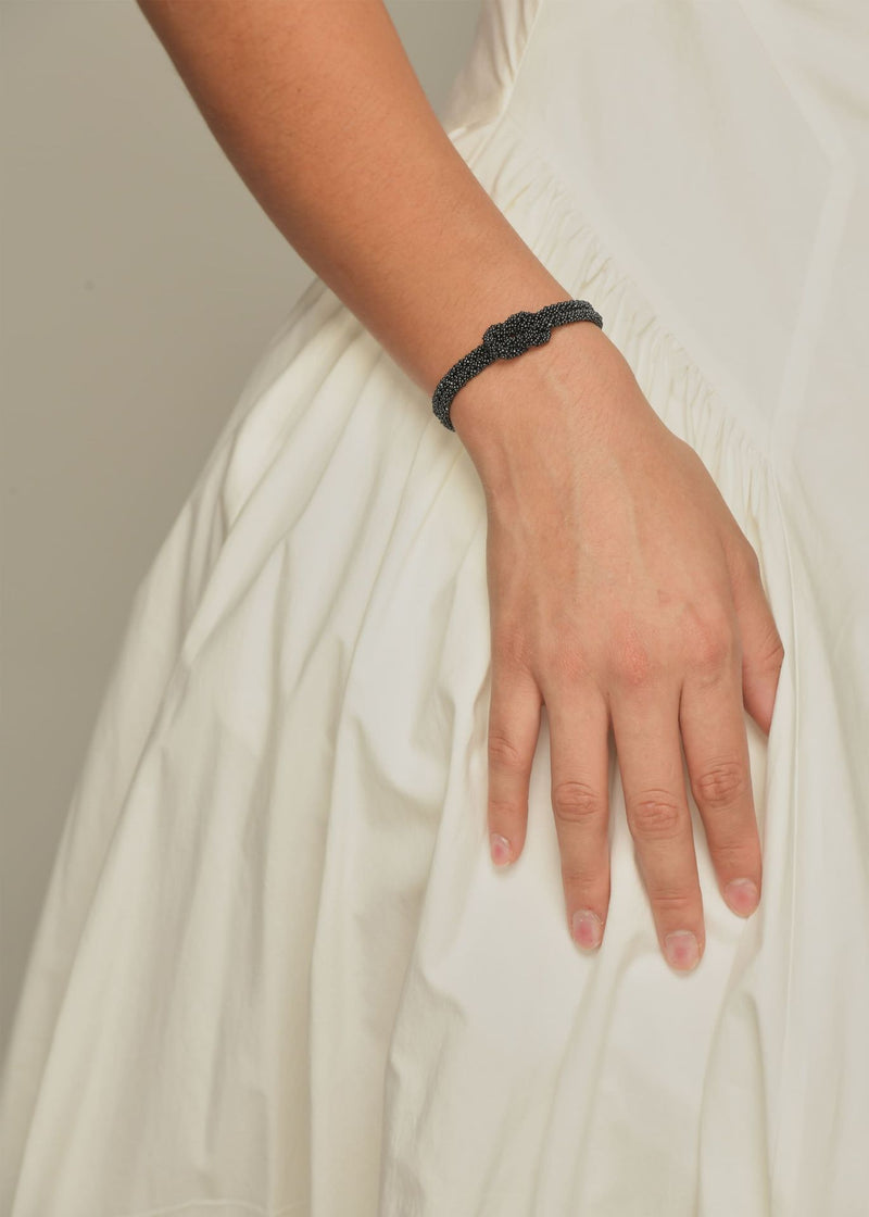 BRAZALETE NUDO TAWARI GRIS METALICO