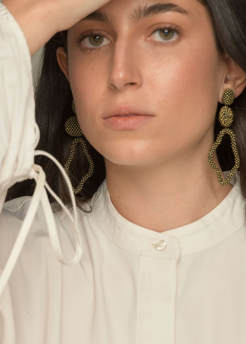 ARETES HAUTE TAWARI ORO NEGRO