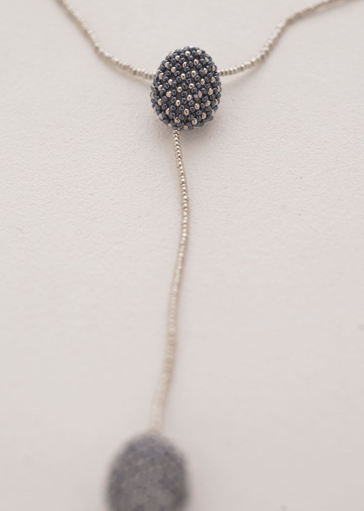 COLLAR DOS TAWARI PLATINO GRIS METALICO