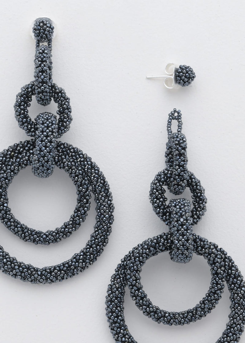 ARETES CINCO AROS CADENA GRIS METALICO