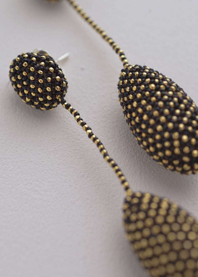 ARETES COLGANTES TAWARI ORO NEGRO