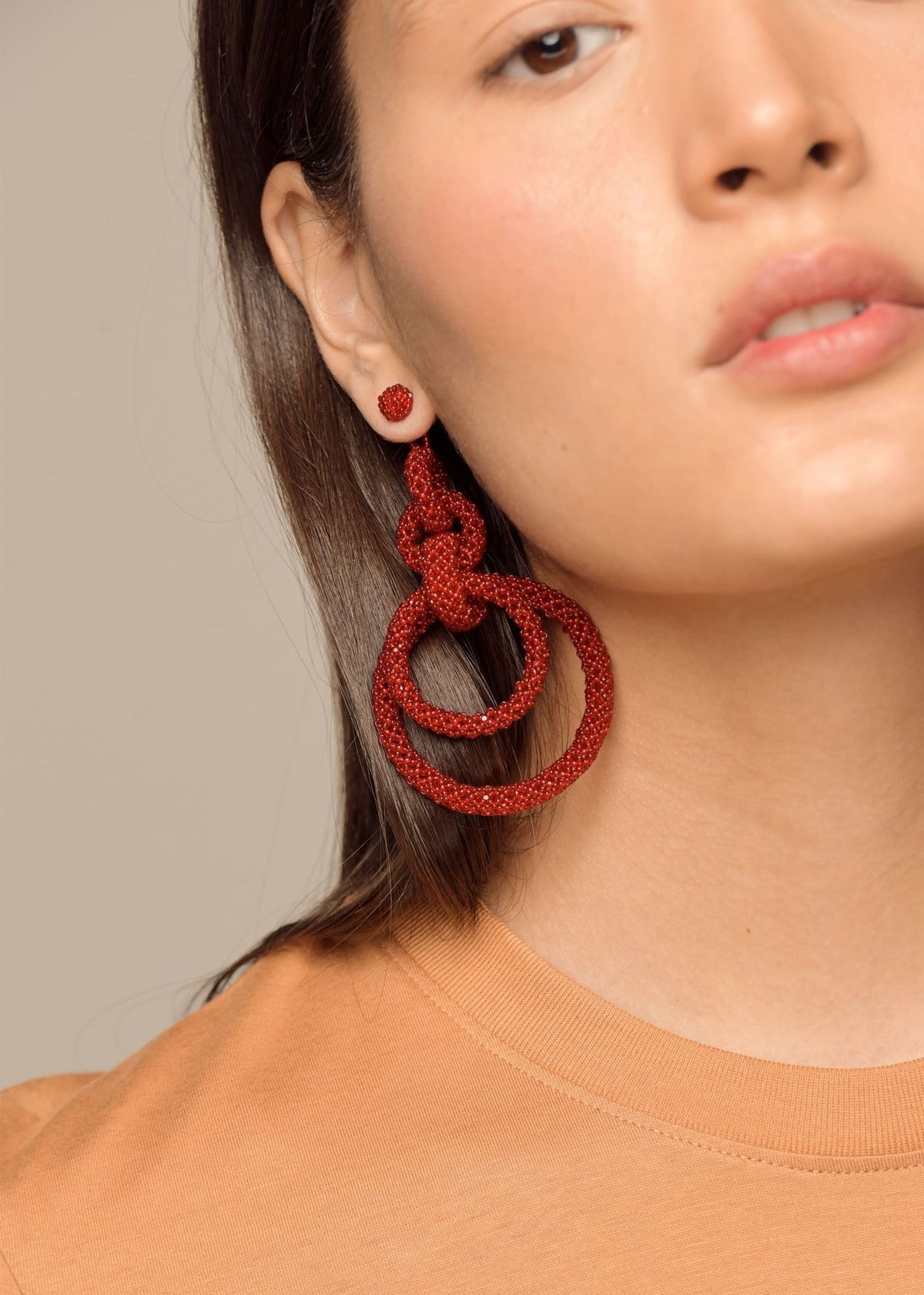 ARETES CINCO AROS CADENA ROJO CEREZA