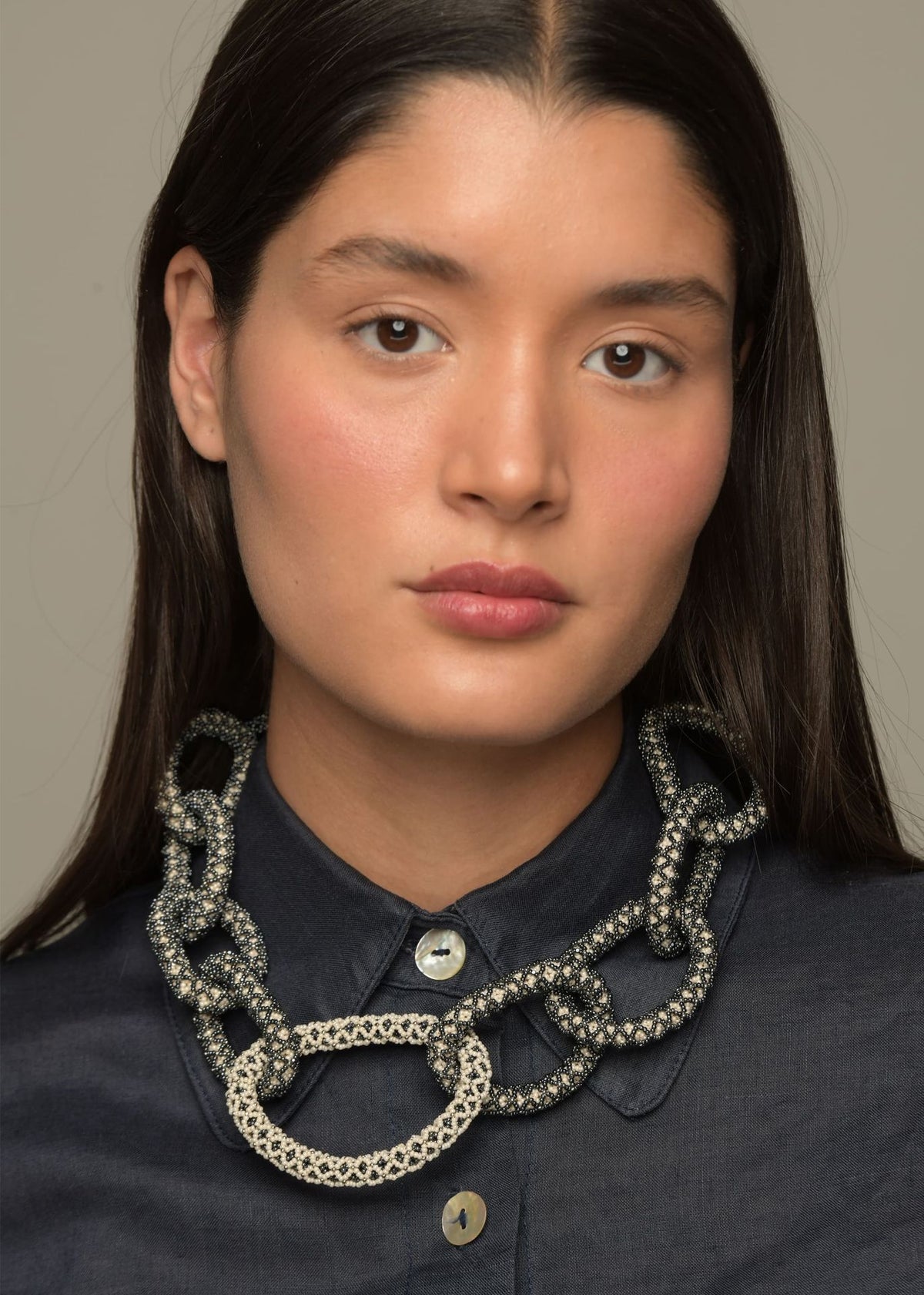 COLLAR HAXUPA NAWI PLATINO CREMA APERLADO GRIS METALICO