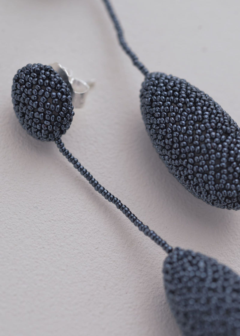 ARETES COLGANTES TAWARI GRIS METALICO