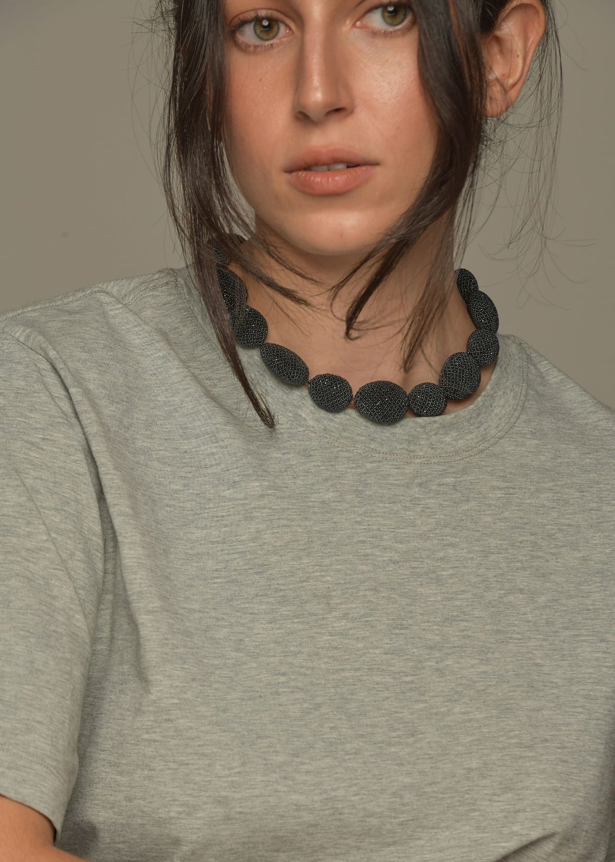 COLLAR TAWARI GRIS METALICO