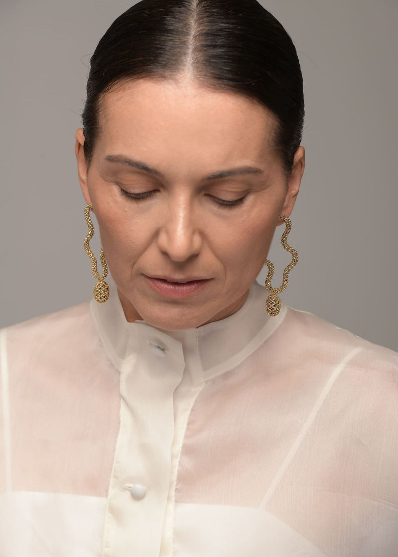ARETES IRREGULARES TAWARI ORO PLATINO