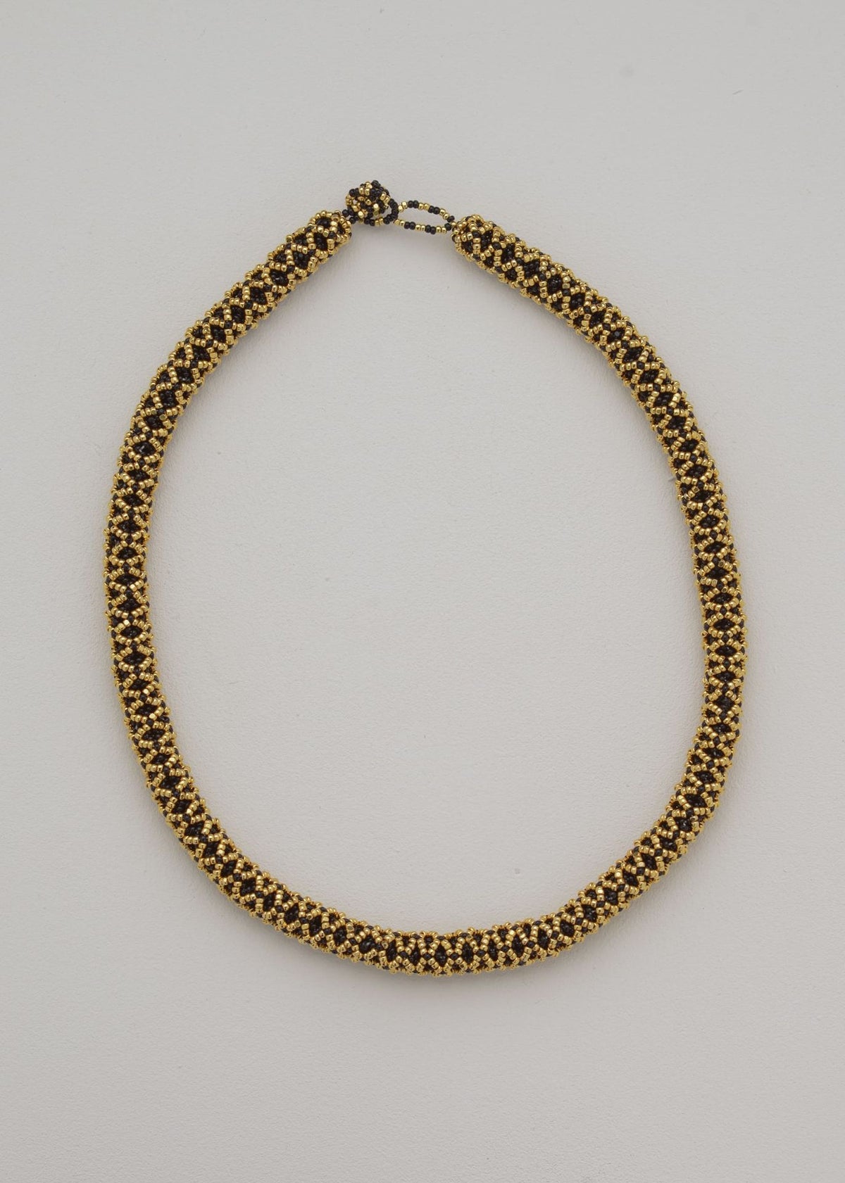 GARGANTILLA NAWI ORO NEGRO