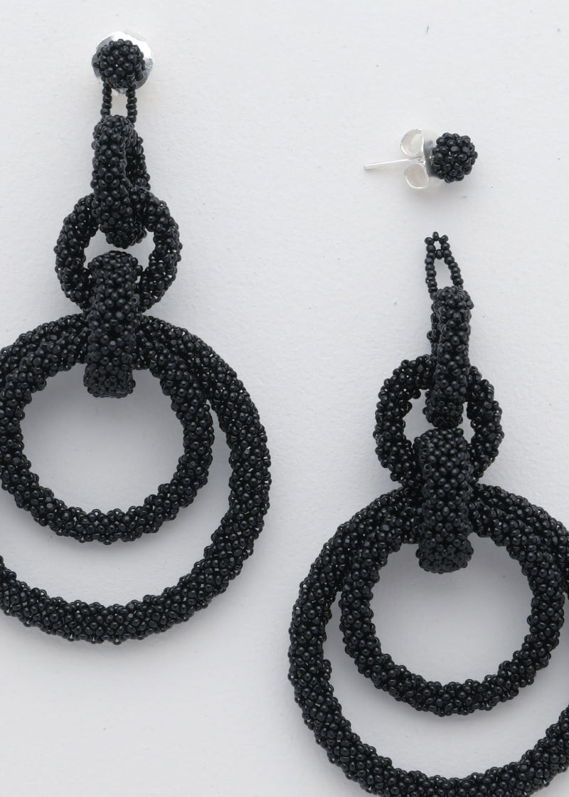 ARETES CINCO AROS CADENA NEGRO