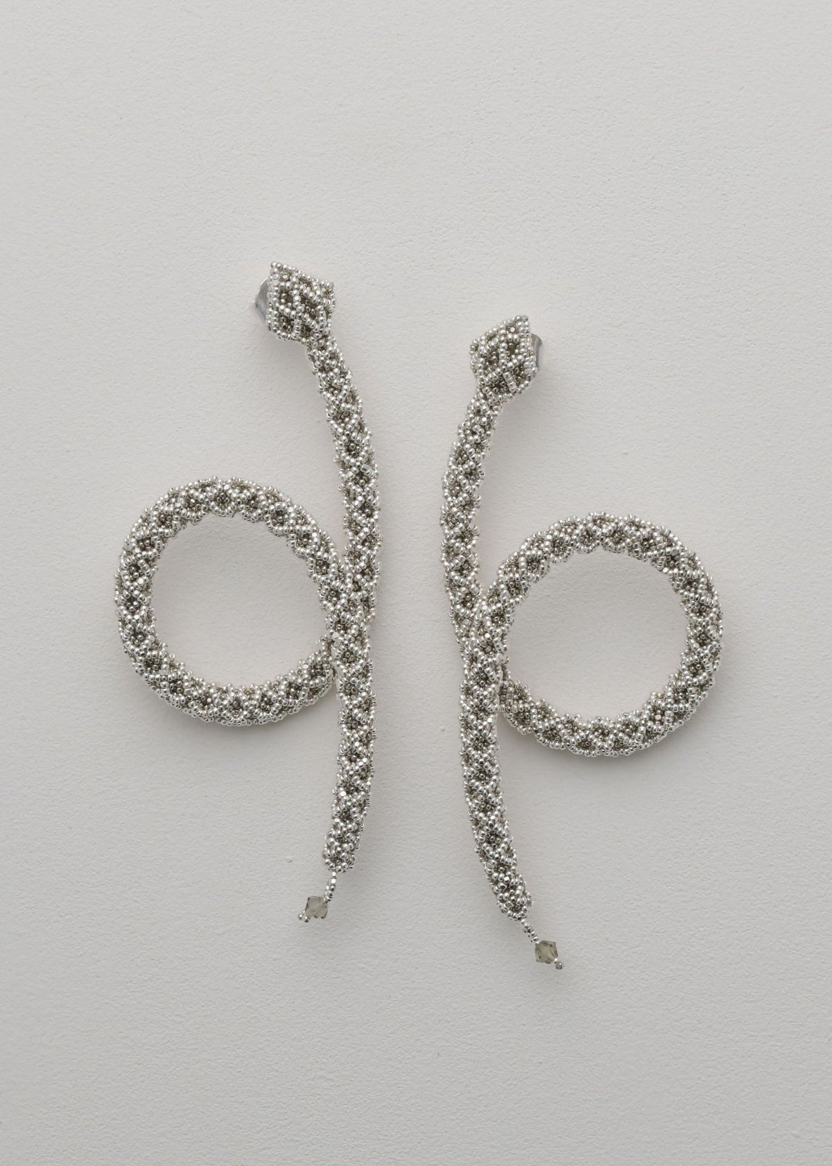 ARETES SERPIENTE LOOP NAWI PLATA PLATINO