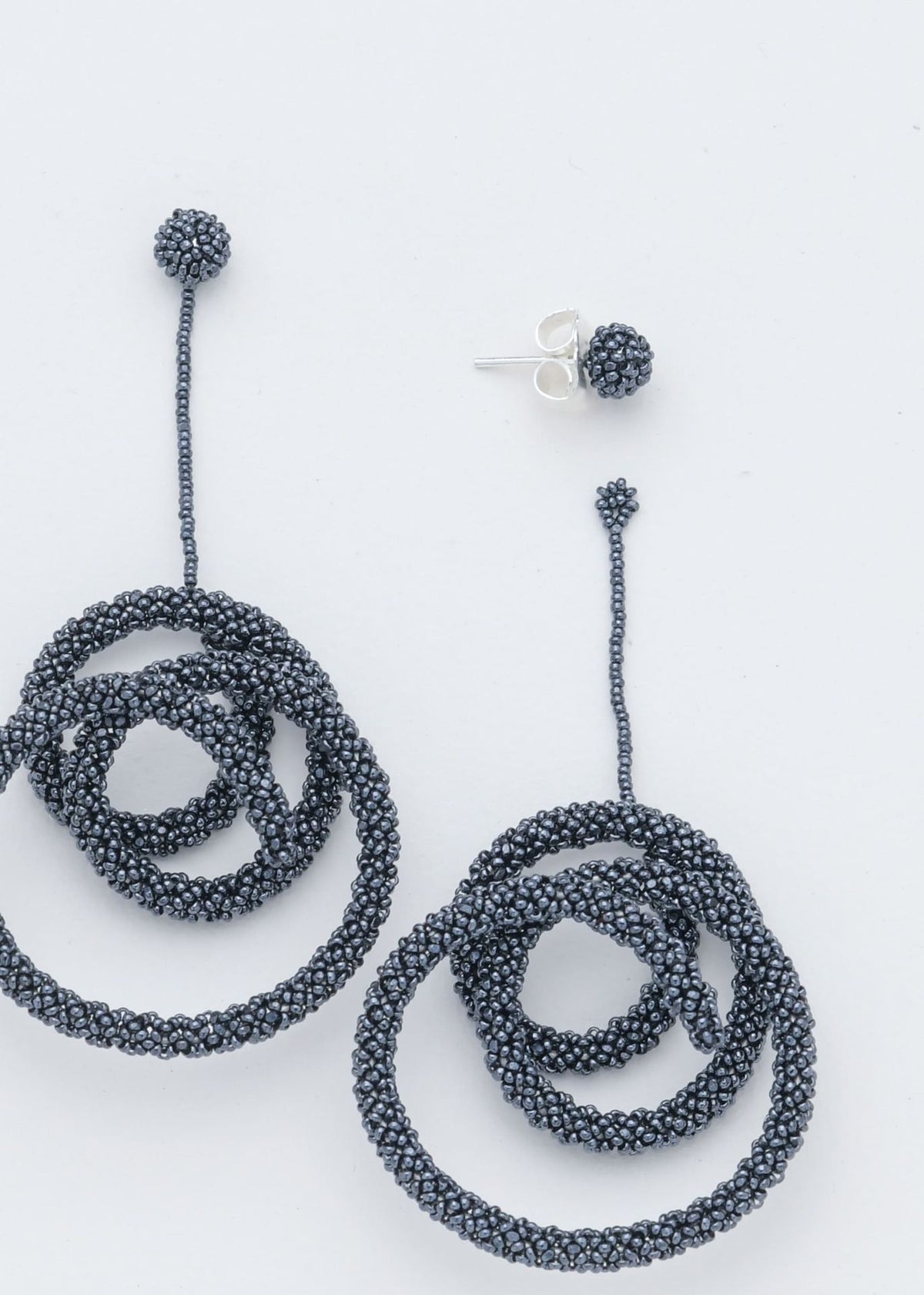 ARETES COLGANTES HAIKURI GRIS METALICO