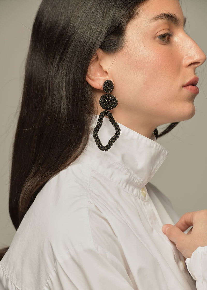 ARETES HAUTE TEJIDO ABIERTO TAWARI ORO NEGRO
