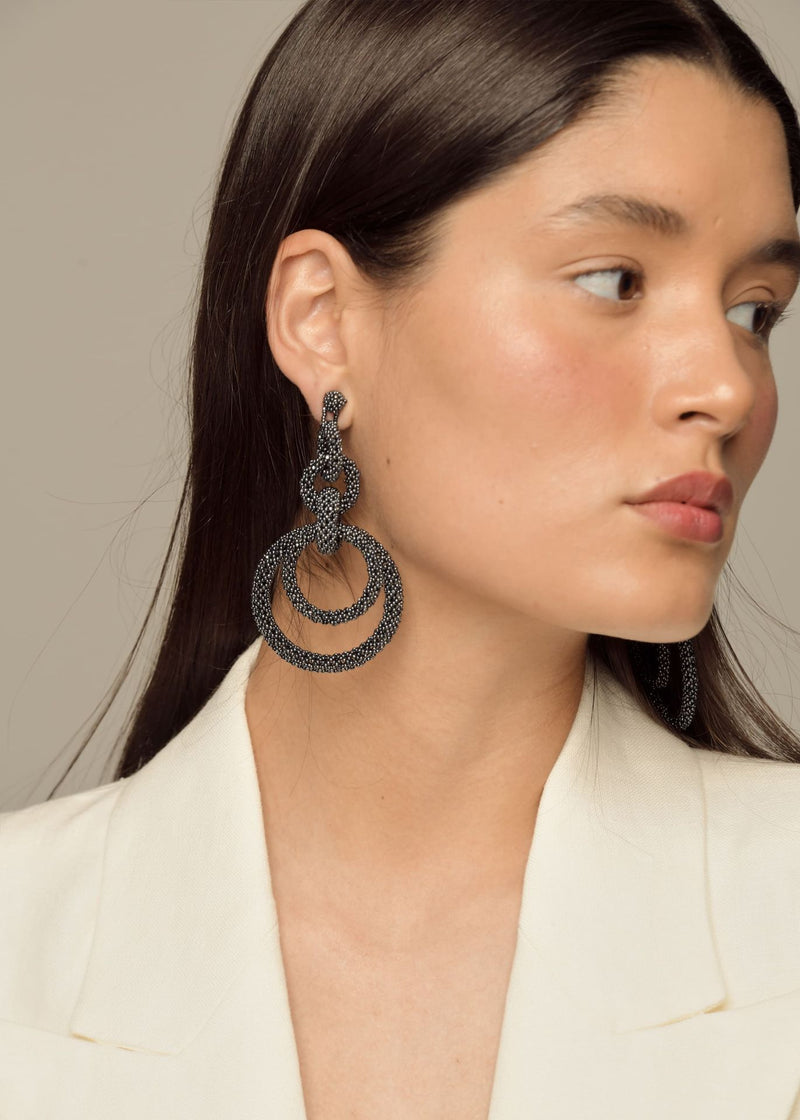 ARETES CINCO AROS CADENA GRIS METALICO