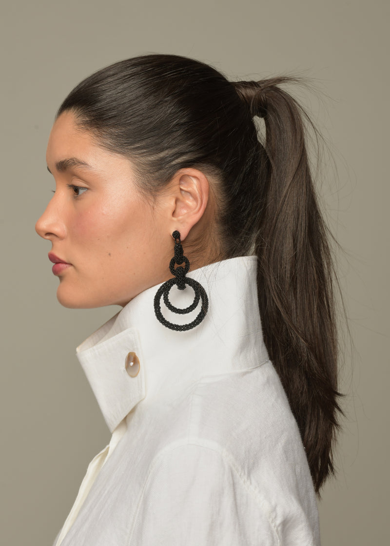 ARETES CINCO AROS CADENA NEGRO