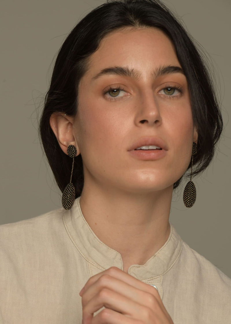 ARETES COLGANTES TAWARI ORO NEGRO