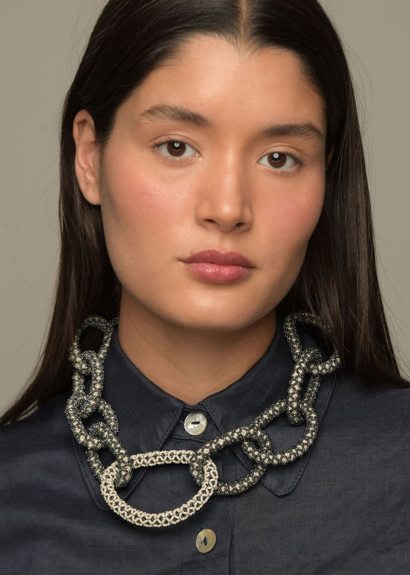 COLLAR HAXUPA NAWI PLATINO CREMA APERLADO GRIS METALICO