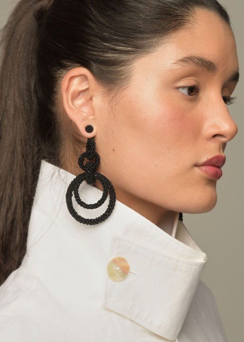 ARETES CINCO AROS CADENA NEGRO